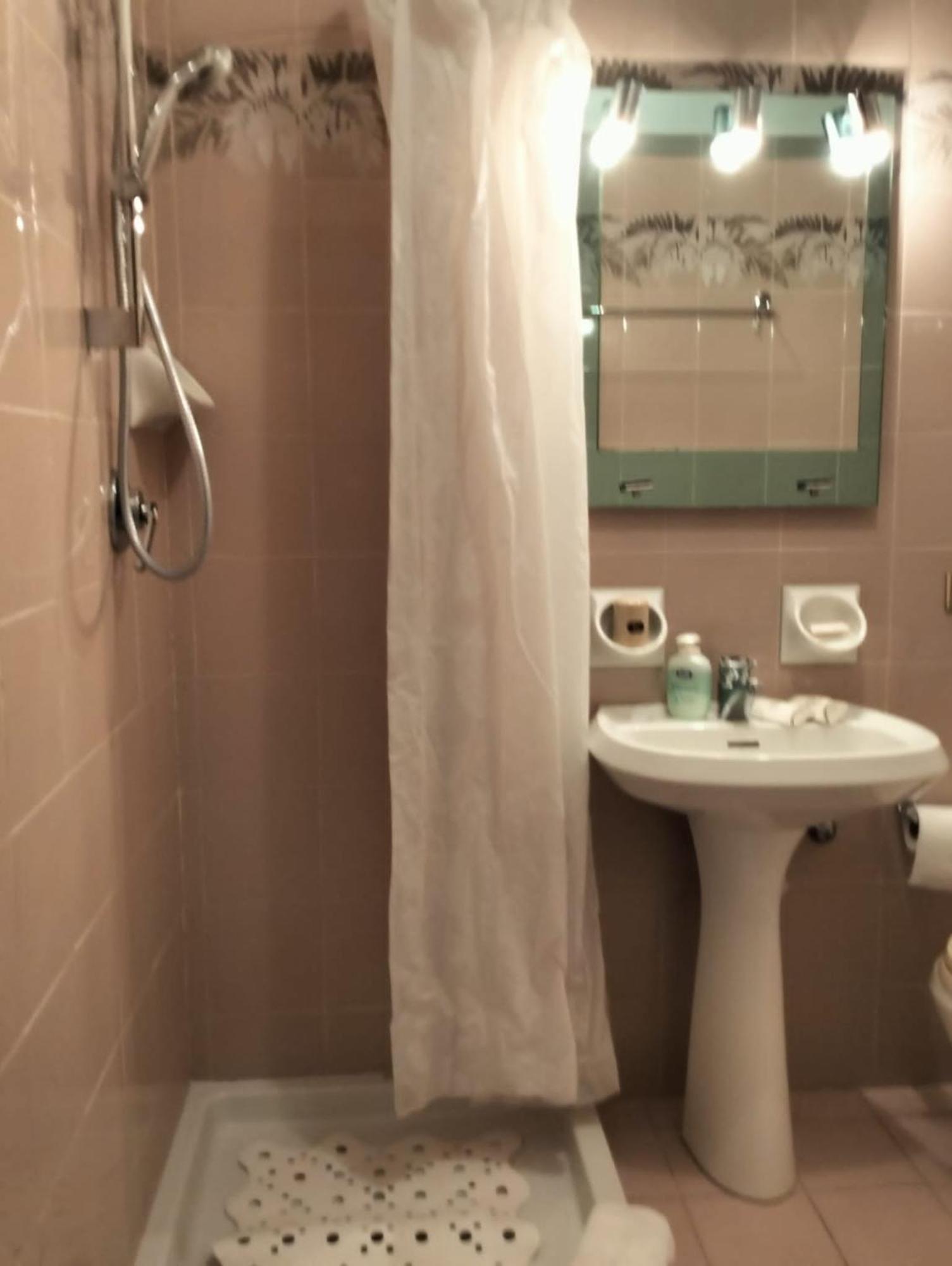 La Grotta San Michele Hotel Montevettolini Bagian luar foto